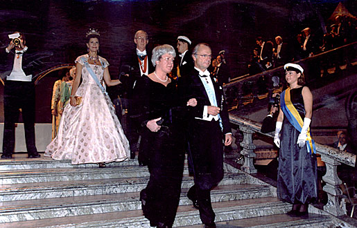 manbet手机版皇室成员和其他贵宾走下楼梯