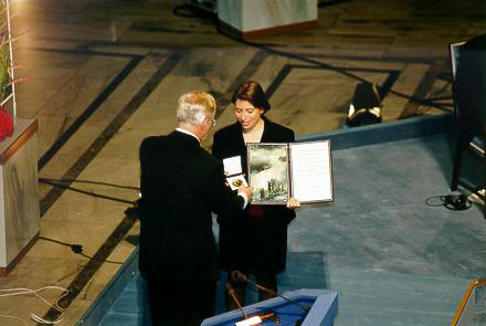 manbet手机版博士Marie-Eve Raguenaud收到金牌和文凭从挪威诺贝尔委员会的主席