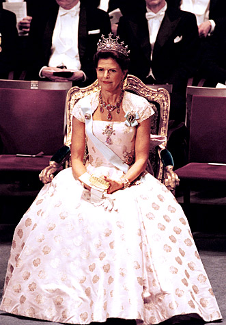manbet手机版西尔维亚女王在1999年诺贝尔奖颁奖典礼上