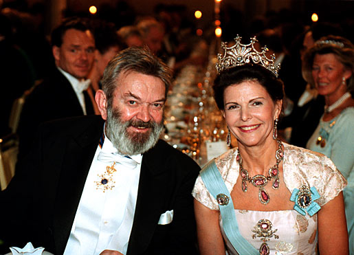 manbet手机版瑞典女王西尔维亚和诺贝尔奖得主马丁努斯·J.G.维尔特曼在诺贝尔晚宴上