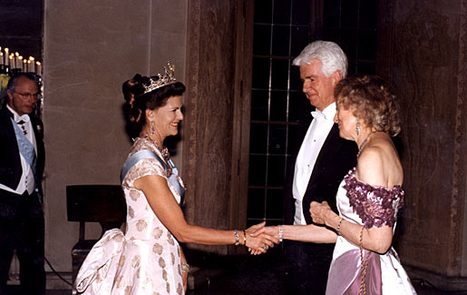 manbet手机版西尔维娅女王陛下和诺贝尔奖得主格尔·布洛贝尔及其妻子