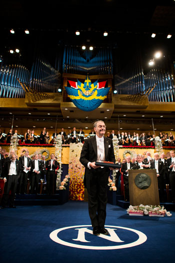 manbet手机版塞尔日·阿罗什在斯德哥尔摩音乐厅接受诺贝尔奖后