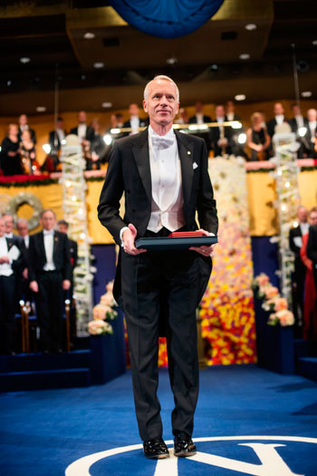manbet手机版布莱恩·k·科比尔卡在斯德哥尔摩音乐厅接受诺贝尔奖后