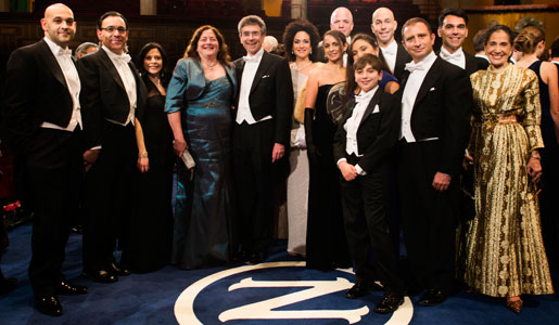 manbet手机版2012年12月10日，罗伯特·莱夫科维茨在斯德哥尔摩音乐厅举行的诺贝尔奖颁奖典礼后与家人和亲戚在一起狗万世界杯