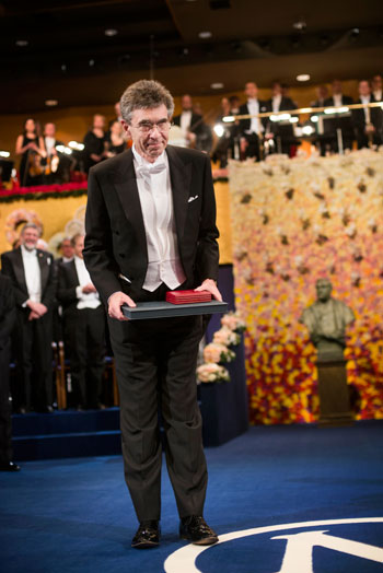 manbet手机版罗伯特·莱夫科维茨在斯德哥尔摩音乐厅接受诺贝尔奖后