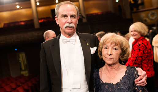 manbet手机版在斯德哥尔摩音乐厅举行的诺贝尔奖颁奖典礼后，大卫·j·温兰德和他的妻子塞德娜·昆比夫人狗万世界杯