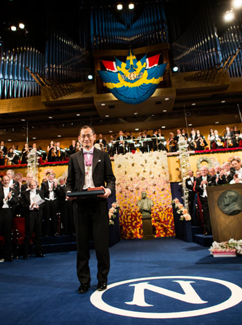 manbet手机版2012年12月10日，山中伸弥在斯德哥尔摩音乐厅接受诺贝尔奖后。