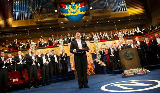 manbet手机版莫言在斯德哥尔摩音乐厅接受诺贝尔奖后