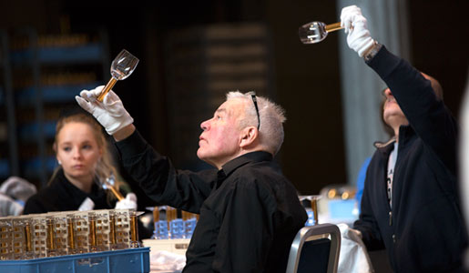 manbet手机版2012年诺贝尔晚宴的准备工作:检查每一个杯子