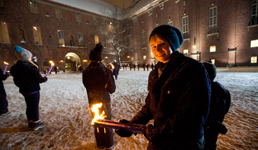 manbet手机版在斯德哥尔摩市政厅外，手持火把的侦察员