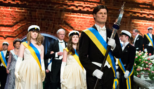 manbet手机版仪式主持人、学生和瑞典国王卡尔十六世·古斯塔夫陛下进入蓝色大厅
