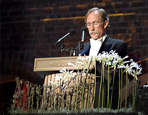 manbet手机版彼得·阿格尔在宴会上发表讲话。