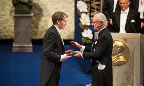 manbet手机版拉尔斯·彼得·汉森从国王卡尔十六世·古斯塔夫陛下手中接过他的奖