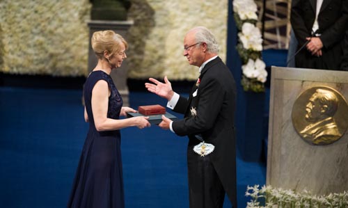 manbet手机版夫人珍妮Munro接受诺贝尔奖章及证书代表她的母亲爱丽丝Munro从瑞典国王卡尔十六世•古斯塔夫陛下在斯德哥尔摩音乐厅