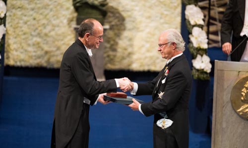 manbet手机版托马斯·c·Südhof从瑞典国王卡尔十六世·古斯塔夫陛下手中接过诺贝尔奖
