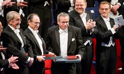 manbet手机版诺贝尔奖得主阿里赫·沃谢尔在斯德哥尔摩音乐厅