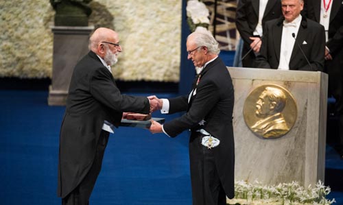manbet手机版François恩格勒特从瑞典国王卡尔十六世·古斯塔夫陛下手中接过诺贝尔奖