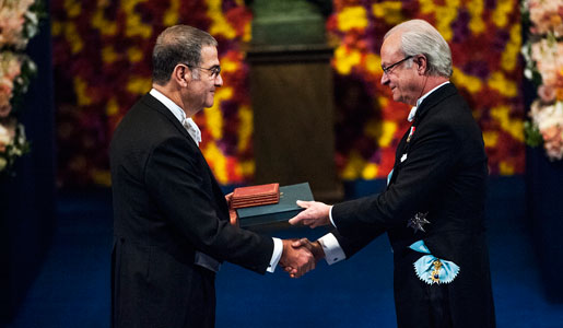 manbet手机版塞尔日·阿罗什从国王卡尔十六世·古斯塔夫陛下手中接过诺贝尔奖