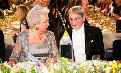 manbet手机版瑞典公主克里斯蒂娜和马丁·卡加斯在贵宾桌旁。