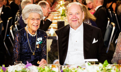 manbet手机版詹姆斯·e·罗斯曼和伯爵夫人爱丽丝·特罗勒-瓦赫特迈斯特在贵宾桌旁