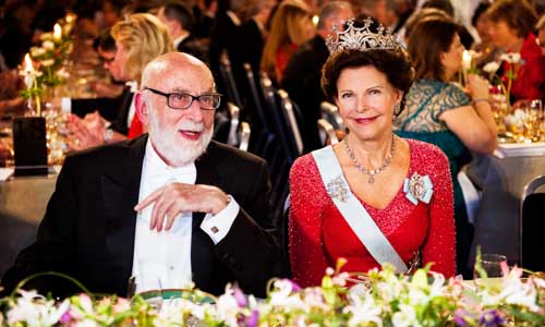 manbet手机版François恩格勒特与瑞典西尔维亚女王陛下在贵宾桌旁。