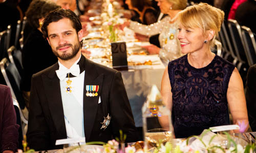 manbet手机版瑞典王子卡尔菲利普夫妇珍妮Munro,在诺贝尔文学奖得主的女儿爱丽丝Munro,宴会。