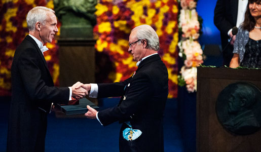 manbet手机版布莱恩·k·科比尔卡从国王陛下卡尔十六世·古斯塔夫手中接过诺贝尔奖