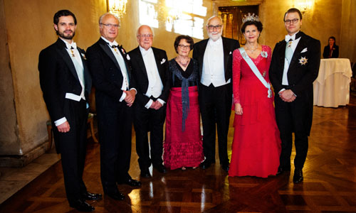 manbet手机版诺贝尔晚宴后，瑞典王室在王子画廊接待了获奖者和他们的重要人物。manbet手机版从左至右:卡尔·菲利普亲王、瑞典国王卡尔十六世·古斯塔夫陛下、诺贝尔奖得主彼得·希格斯、米拉·尼科马罗夫人、诺贝尔奖得主FranÃ§ois Englert、西尔维亚女王陛下和丹尼尔王子。