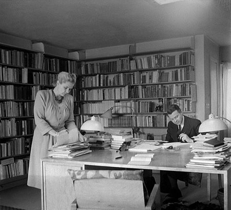 manbet手机版阿尔瓦和贡纳·默达尔在布罗姆马的家中，1945年。
