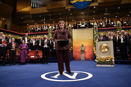 manbet手机版斯维特拉娜·阿列克谢耶维奇在斯德哥尔摩音乐厅接受诺贝尔奖后