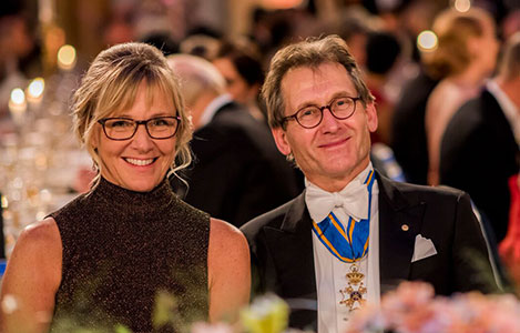 manbet手机版化学奖得主Bernard L. Feringa和记者Jenni Ahlin