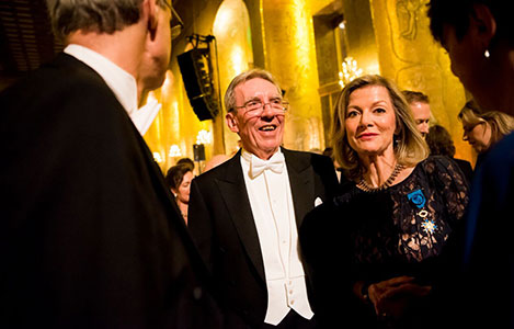manbet手机版化学奖得主Jean-Pierre Sauvage在金色大厅的舞池起舞