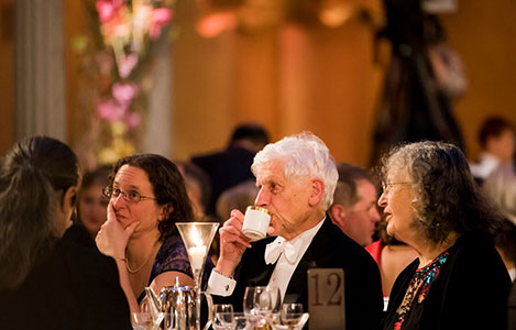 manbet手机版物理学奖得主大卫·j·索利斯和他的家人正在享用甜点