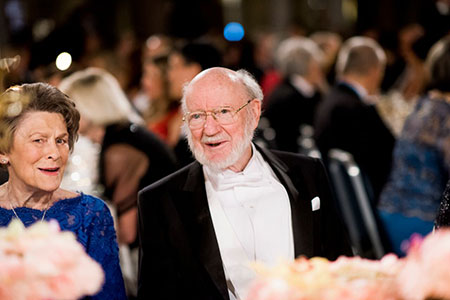 manbet手机版威廉·c·坎贝尔和他的妻子玛丽·坎贝尔夫人在诺贝尔宴会的荣誉桌旁。