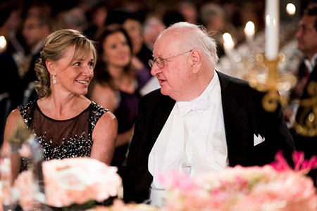 manbet手机版记者Angus Deaton和珍妮Ahlin,诺贝尔晚宴。