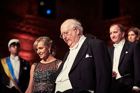 manbet手机版Angus Deaton和珍妮Ahlin,记者到斯德哥尔摩市政厅的蓝厅于2015年12月10日诺贝尔晚宴。