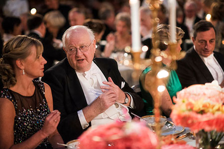 manbet手机版记者Angus Deaton和珍妮Ahlin,表的荣誉在2015年12月10日诺贝尔晚宴。