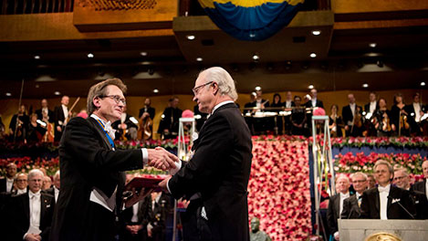 manbet手机版伯纳德·费林加从瑞典国王卡尔十六世·古斯塔夫手中接过诺贝尔奖