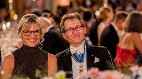 manbet手机版贝纳德·费林加(Benard L. Feringa)和记者珍妮·阿赫林(Jenni Ahlin)在诺贝尔晚宴上的荣誉桌旁