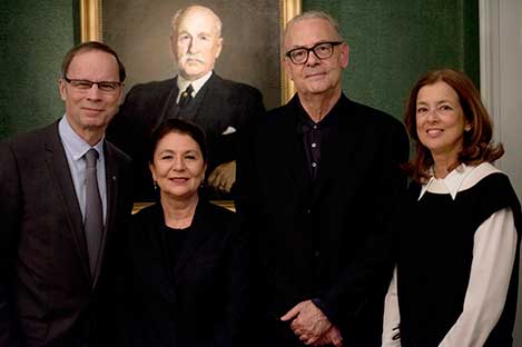 manbet手机版2014年12月12日，2014年法国诺贝尔奖得主和他们的妻子聚集在斯德哥尔摩的诺贝尔基金会。manbet手机版从左起:Jean Tirole, Dominique Modiano夫人，Patrick Modiano和Nathalie Tirole夫人。