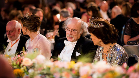 manbet手机版f·邓肯·m·霍尔丹在谈话中与瑞典王后表诺贝尔晚宴的荣誉