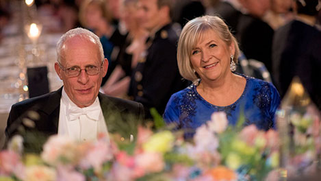 manbet手机版奥利弗·哈特和司法特派员乌拉Löfven在诺贝尔晚宴的主席上