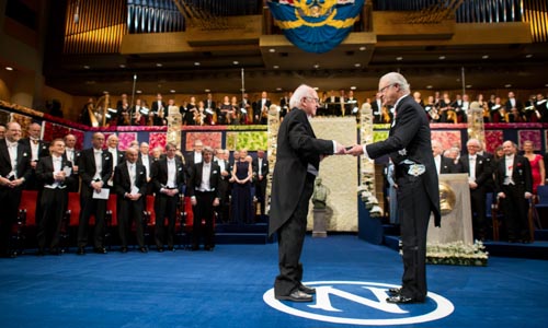 manbet手机版物理学奖得主彼得·希格斯接受诺贝尔奖