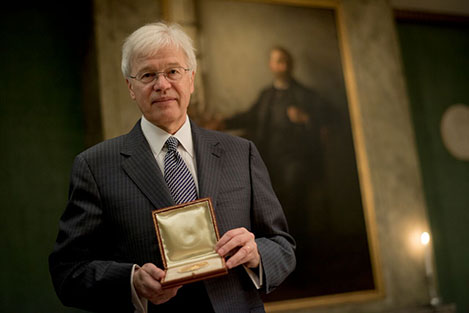 manbet手机版Bengt Holmström在访问诺贝尔基金会期间展示了他的诺贝尔奖章。