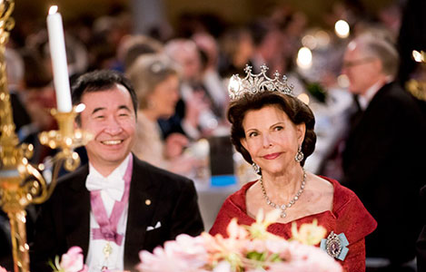 manbet手机版物理学奖得主Kajita Takaaki和瑞典王后Silvia