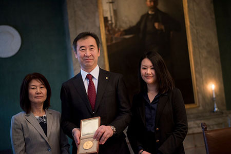 manbet手机版2015年12月12日，Takaaki Kajita和他的妻子Michiko Kajita夫人以及女儿访问诺贝尔基金会。