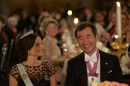 manbet手机版高明嘉田和瑞典公主索菲亚坐在贵宾桌旁。