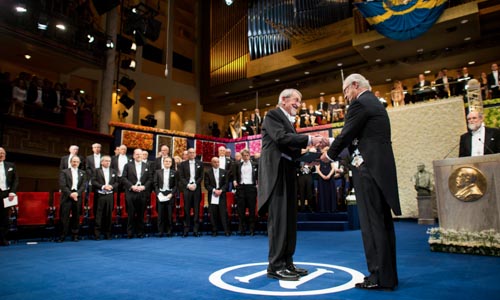 manbet手机版化学奖得主马丁·卡加斯接受诺贝尔奖