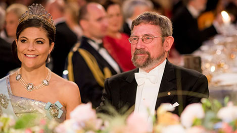 manbet手机版瑞典王储维多利亚和J. Michael Kosterlitz在诺贝尔宴会上的荣誉桌旁