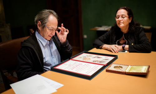 manbet手机版迈克尔·莱维特和妻子丽娜·莱维特参观诺贝尔基金会